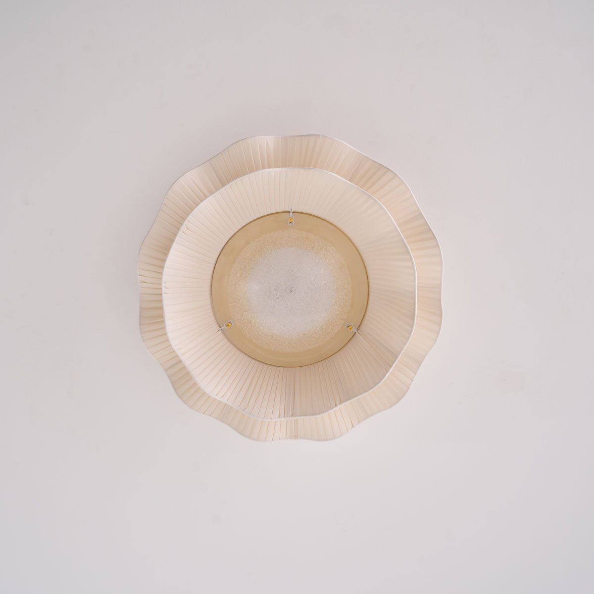 Ritta Lampada da Soffitto in Tessuto Ondulato con Finitura in Ottone