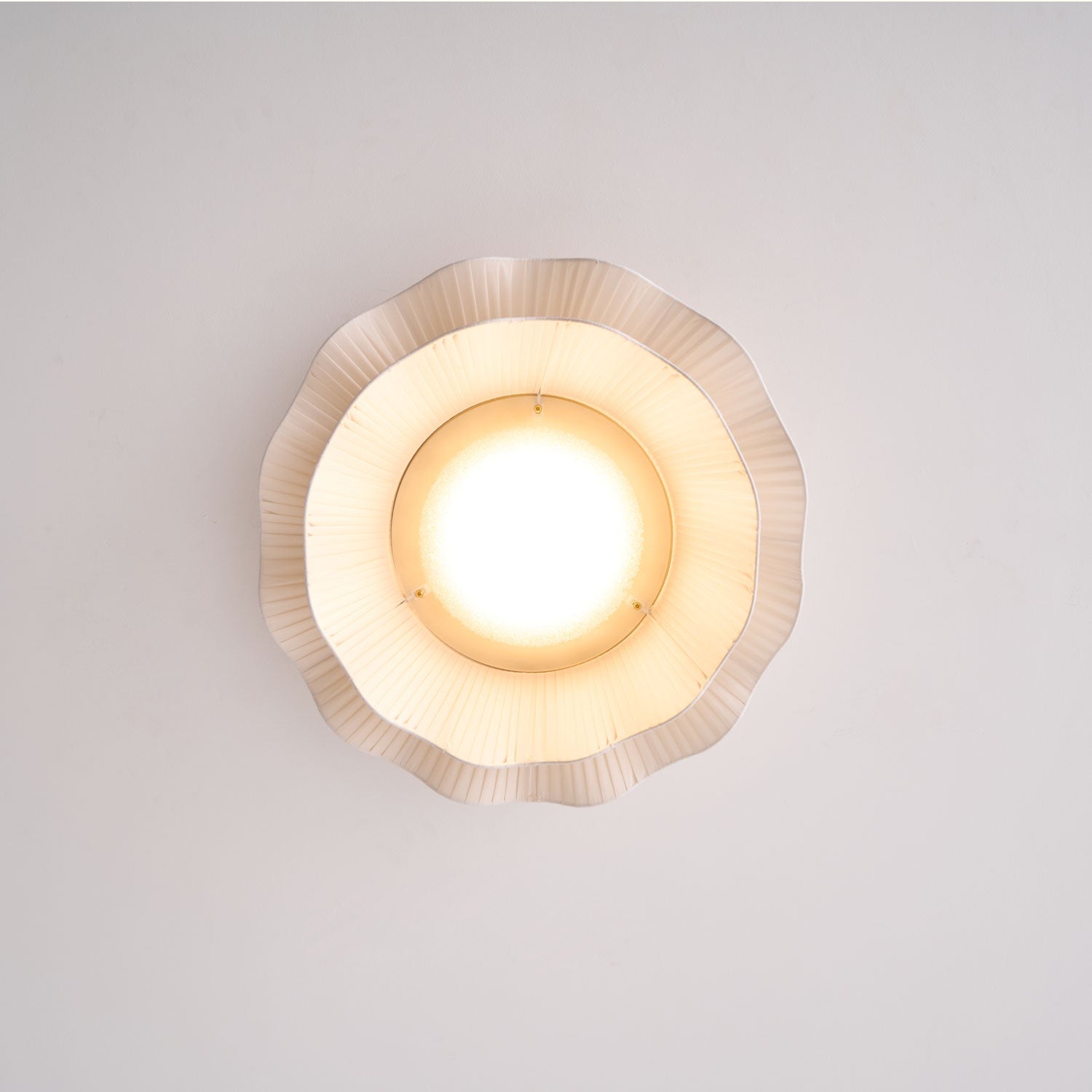Ritta Lampada da Soffitto in Tessuto Ondulato con Finitura in Ottone