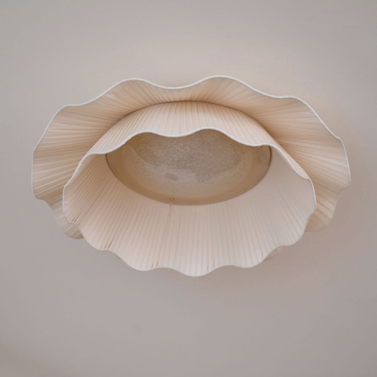 Ritta Lampada da Soffitto in Tessuto Ondulato con Finitura in Ottone