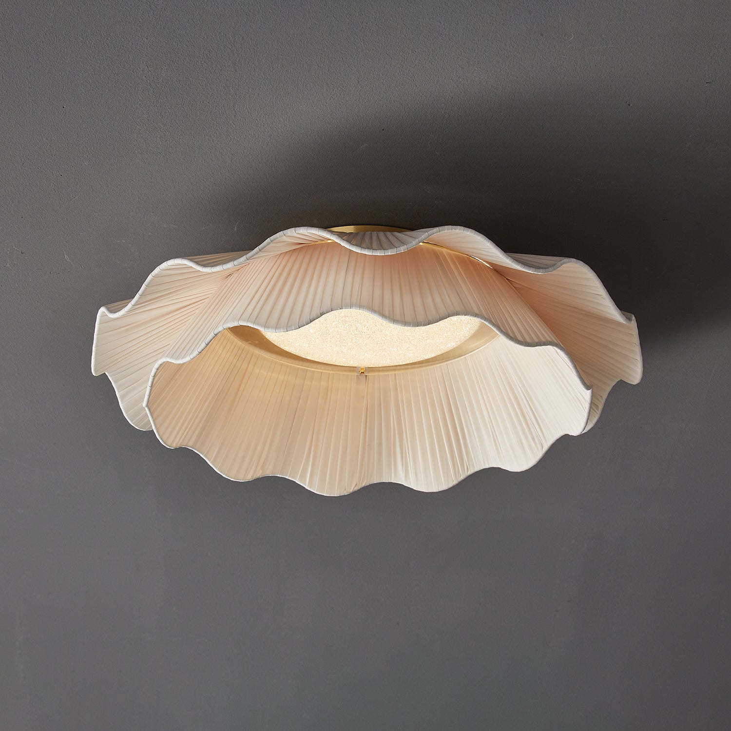 Ritta Lampada da Soffitto in Tessuto Ondulato con Finitura in Ottone