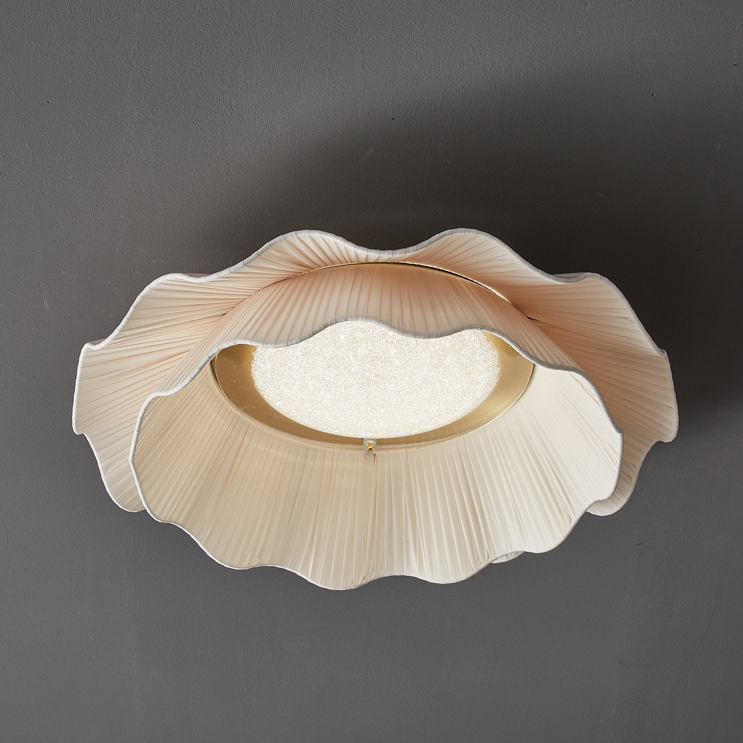 Ritta Lampada da Soffitto in Tessuto Ondulato con Finitura in Ottone