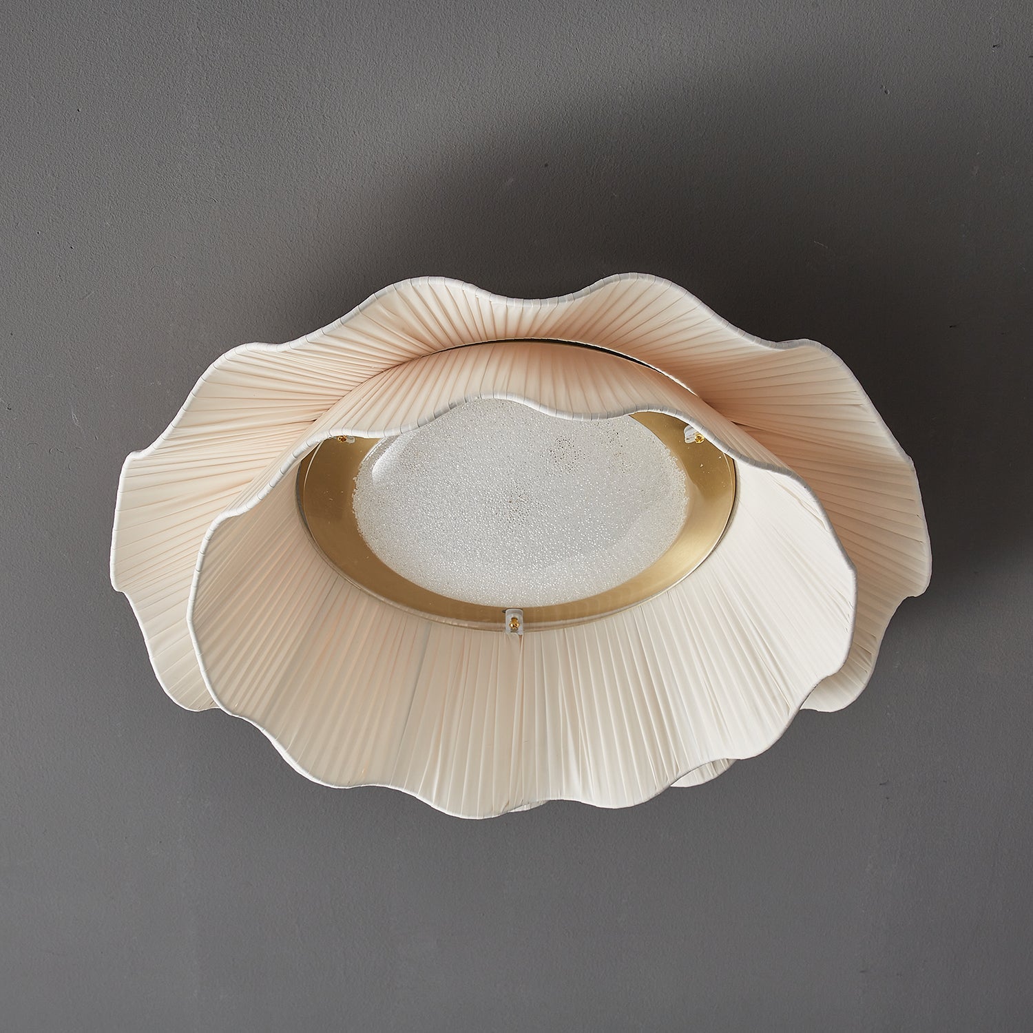 Ritta Lampada da Soffitto in Tessuto Ondulato con Finitura in Ottone