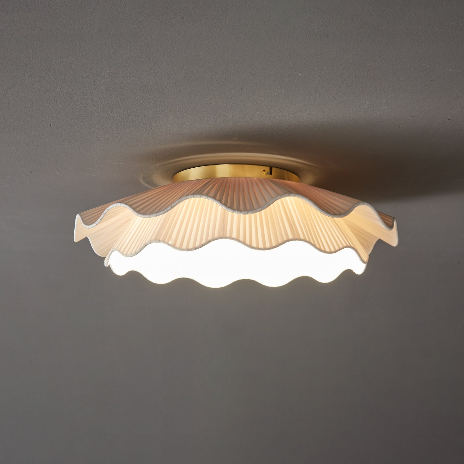 Ritta Lampada da Soffitto in Tessuto Ondulato con Finitura in Ottone