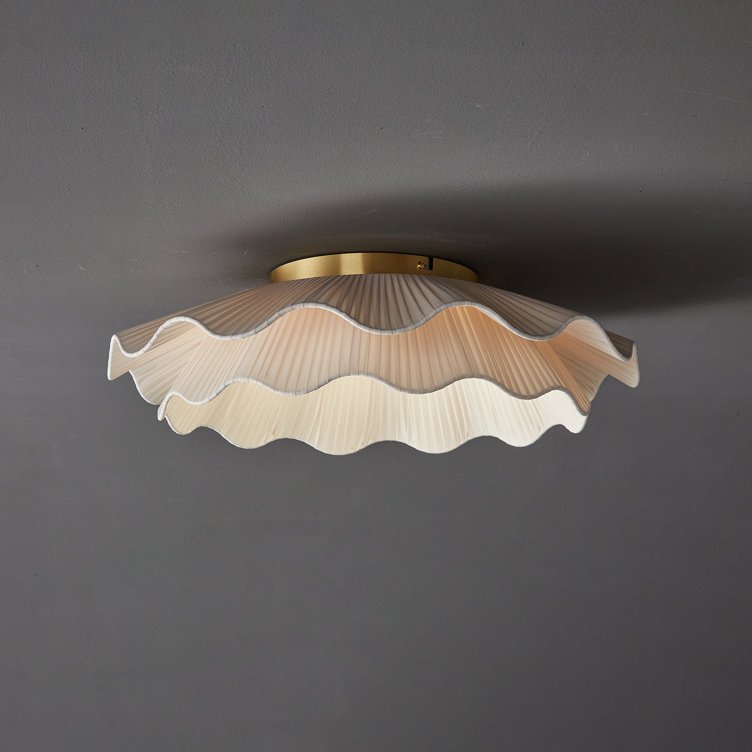 Ritta Lampada da Soffitto in Tessuto Ondulato con Finitura in Ottone