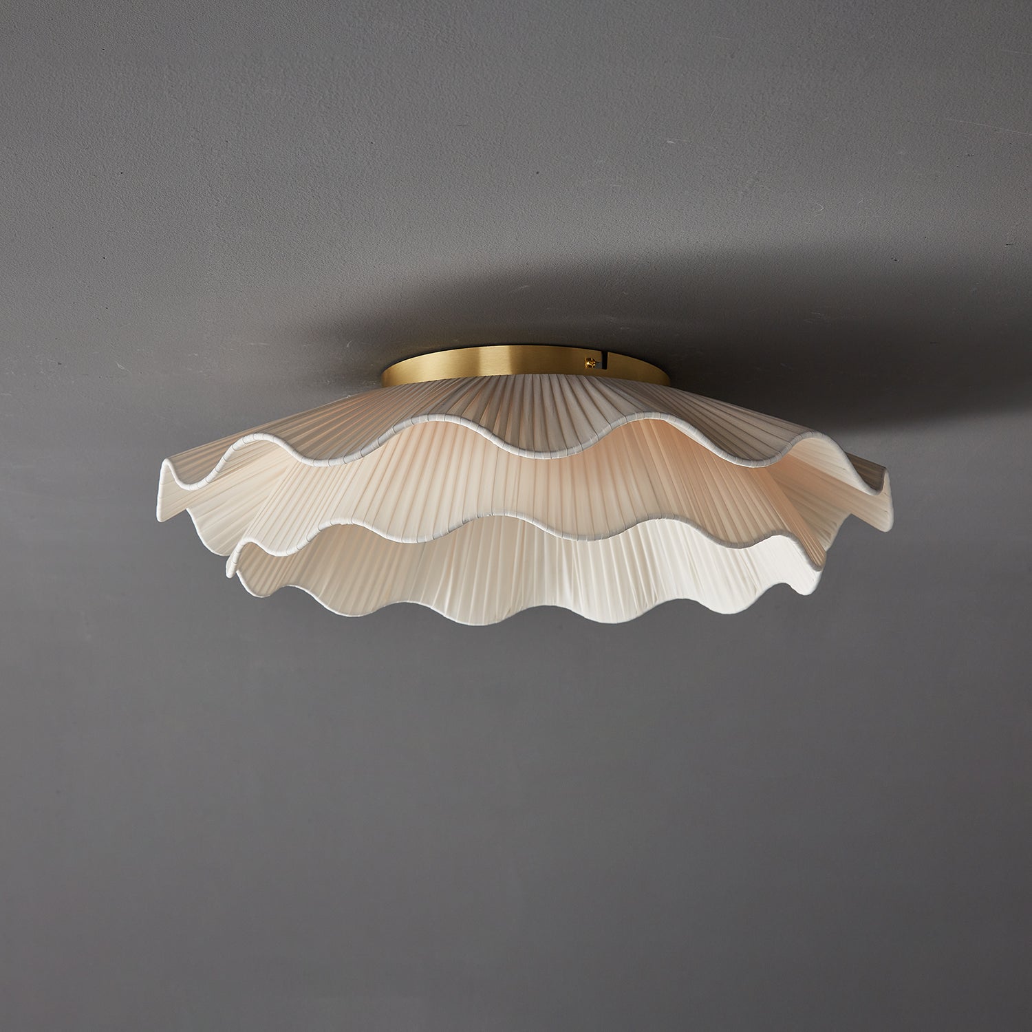 Ritta Lampada da Soffitto in Tessuto Ondulato con Finitura in Ottone