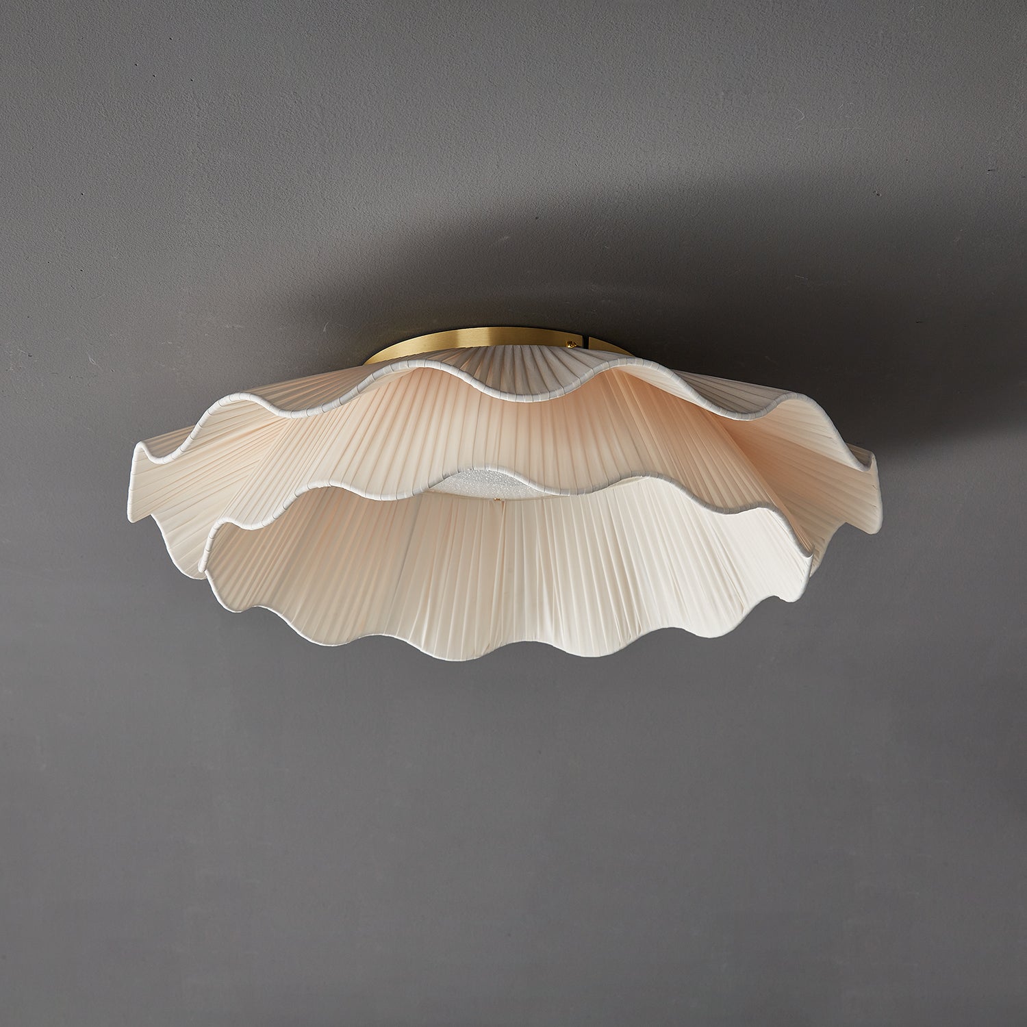 Ritta Lampada da Soffitto in Tessuto Ondulato con Finitura in Ottone