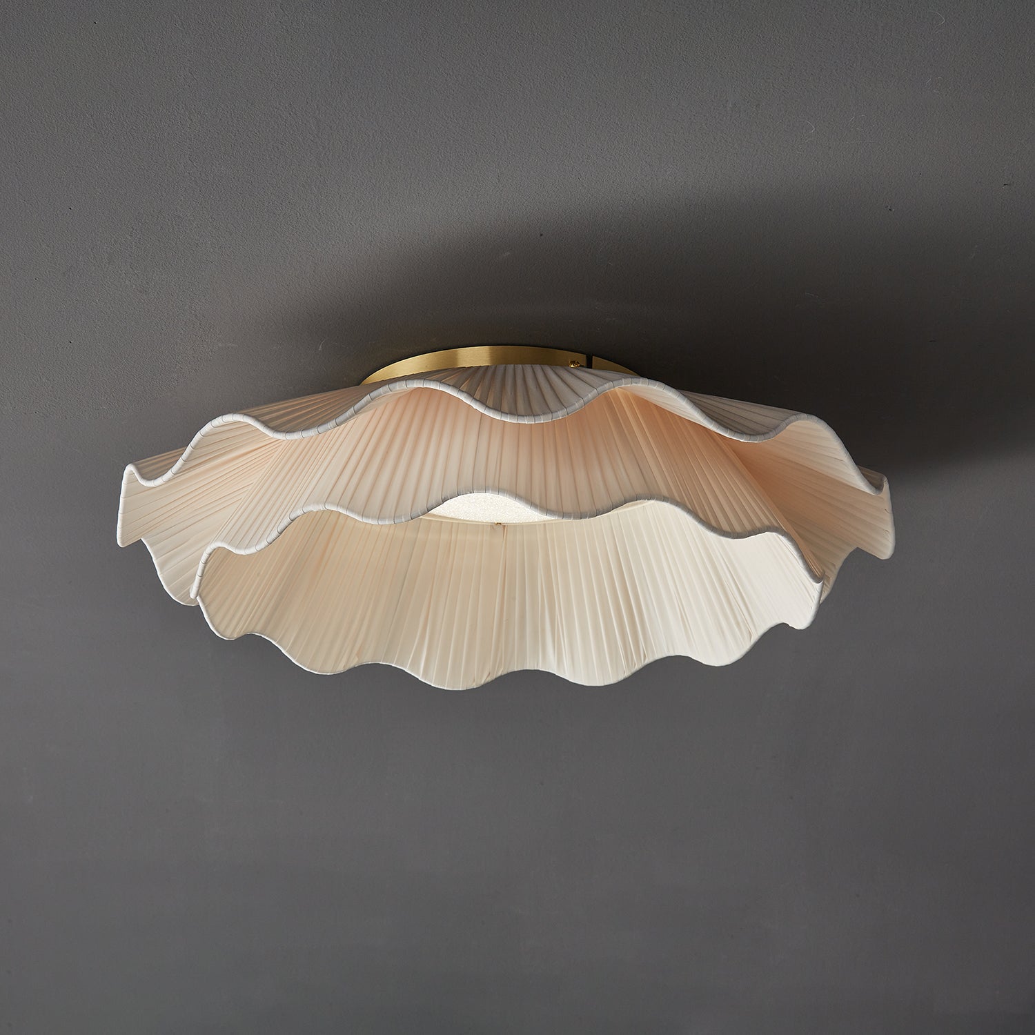 Ritta Lampada da Soffitto in Tessuto Ondulato con Finitura in Ottone