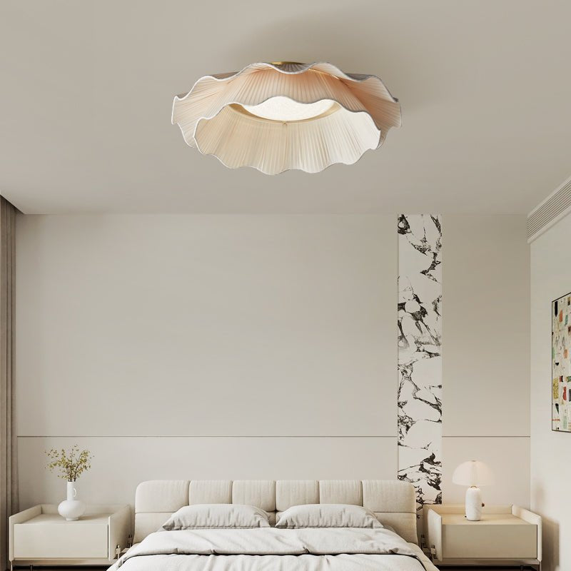 Ritta Lampada da Soffitto in Tessuto Ondulato con Finitura in Ottone