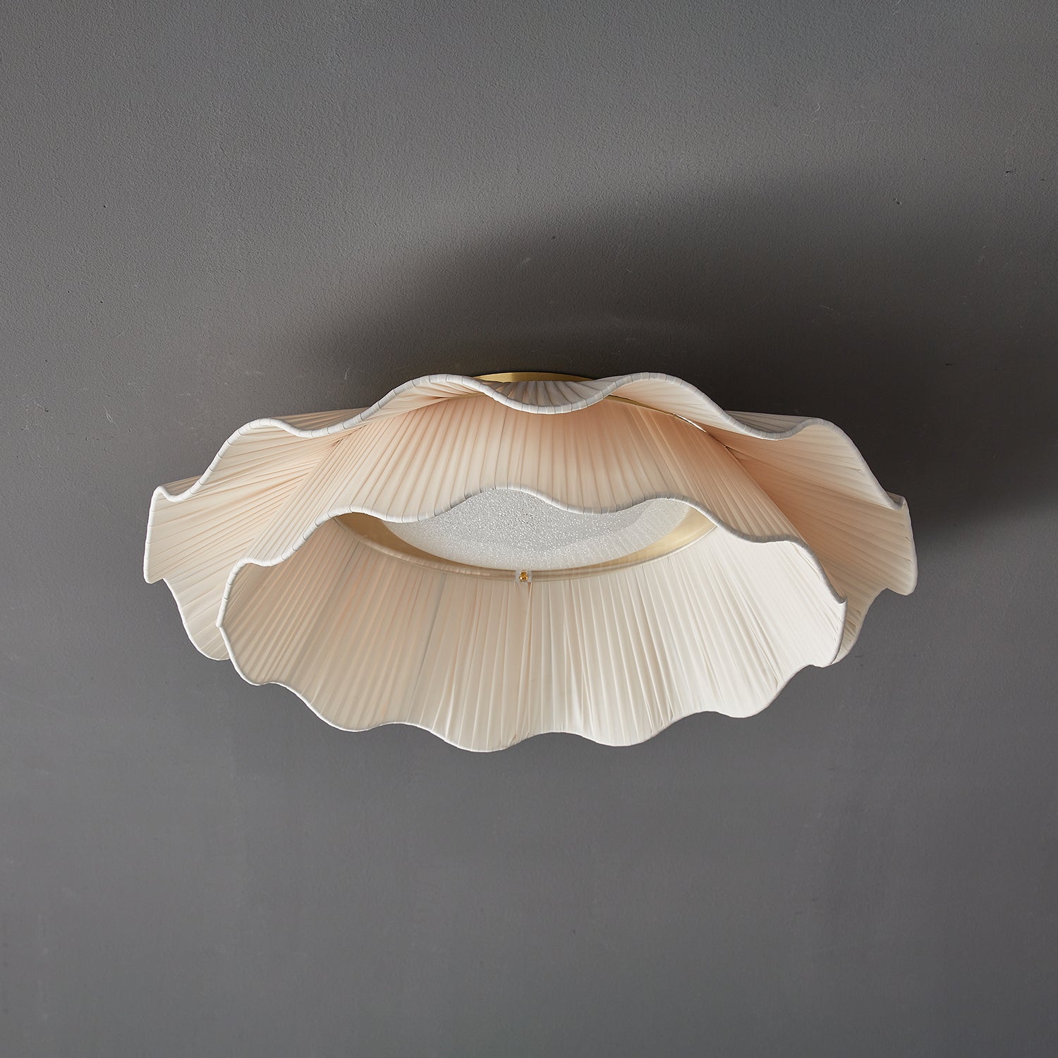 Ritta Lampada da Soffitto in Tessuto Ondulato con Finitura in Ottone