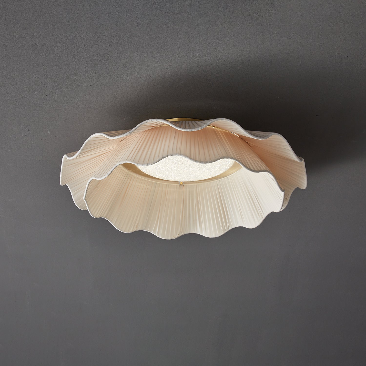 Ritta Lampada da Soffitto in Tessuto Ondulato con Finitura in Ottone