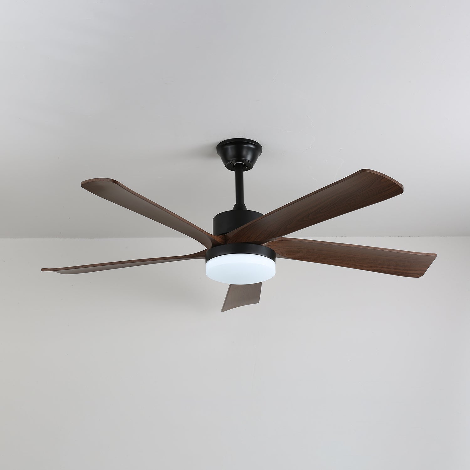Ventilatore da soffitto Eryndor, che mostra le pale in legno di noce