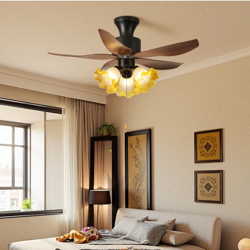 Ventilatore da soffitto con luce Florence Blossom installato in un soggiorno