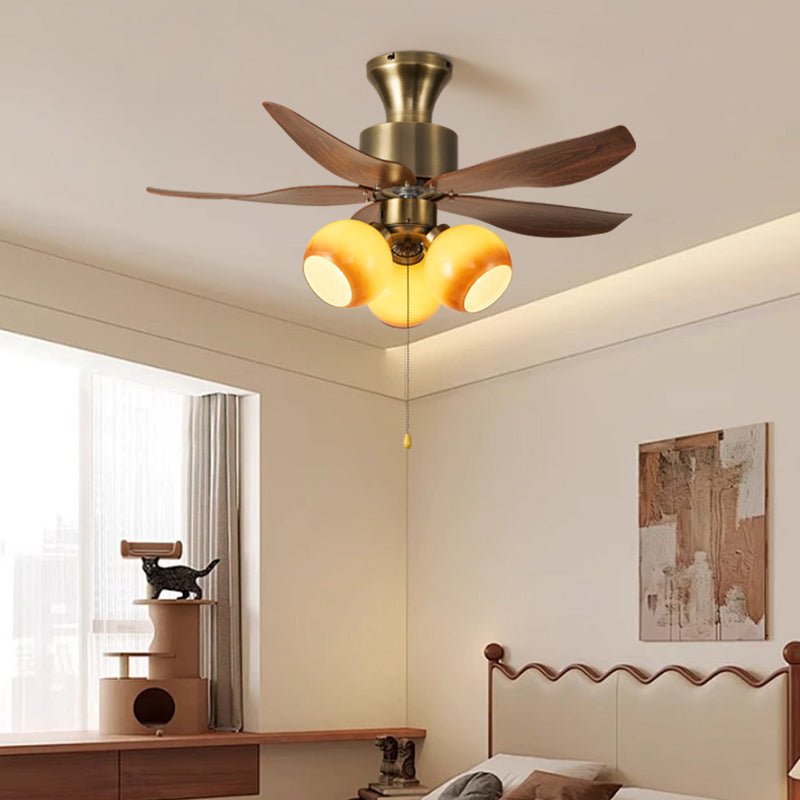 Ventilatore da soffitto con luce Florence Blossom che mostra il suo stile decorativo
