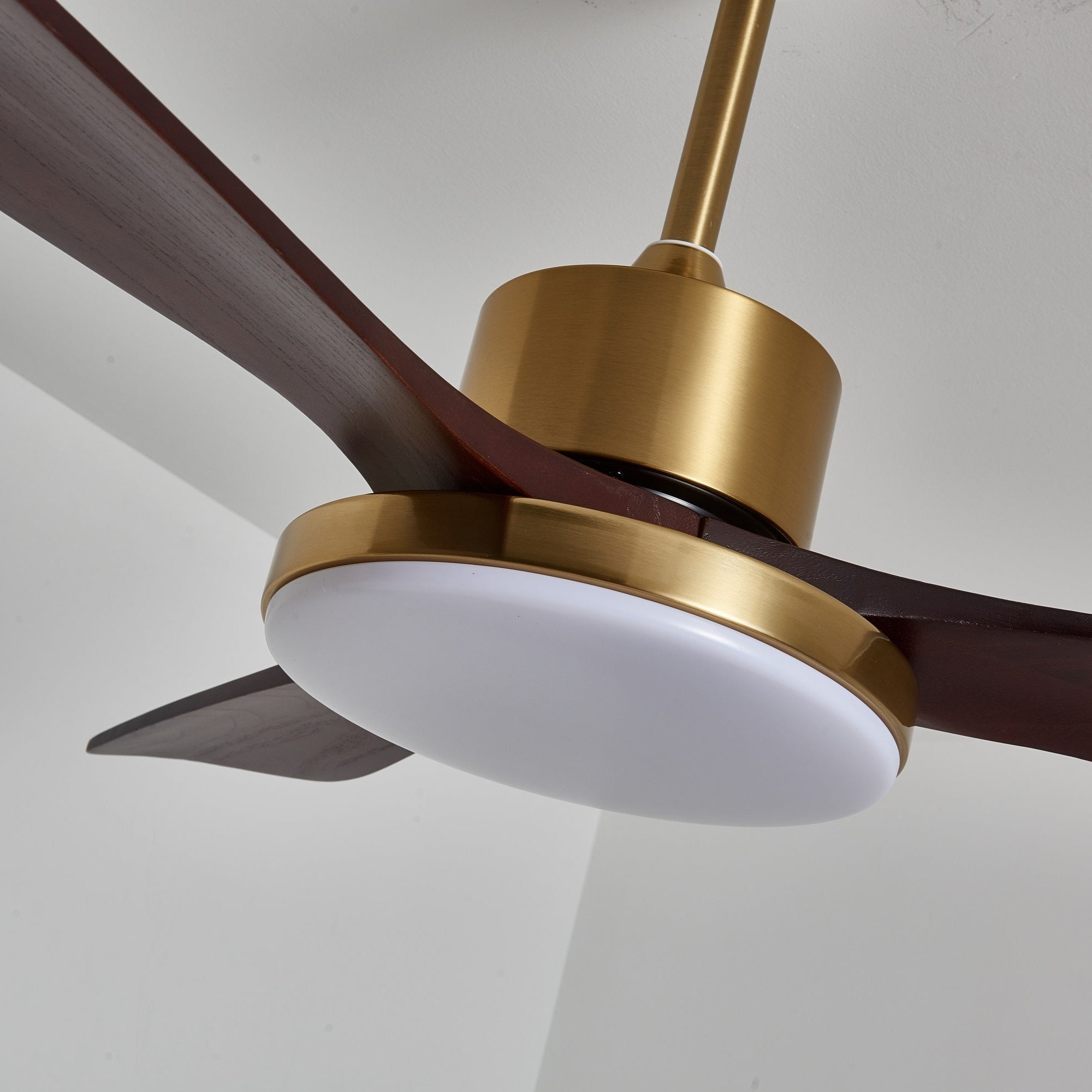 Ventilatore da soffitto Xen con luce e diffusore in acrilico bianco