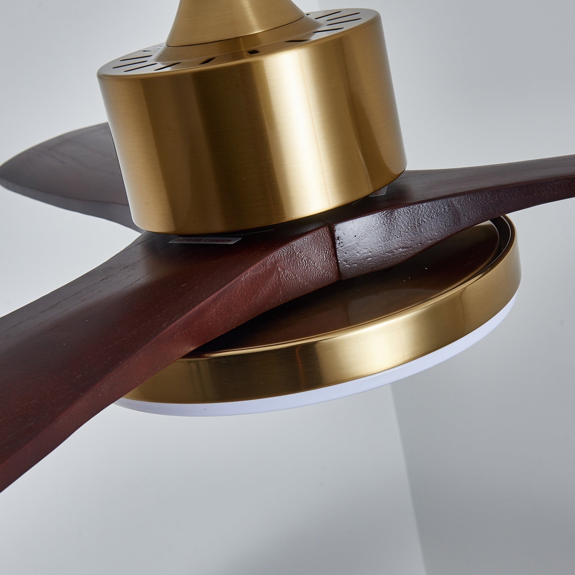 Ventilatore da soffitto moderno Xen in legno con luce, da un'altra angolazione