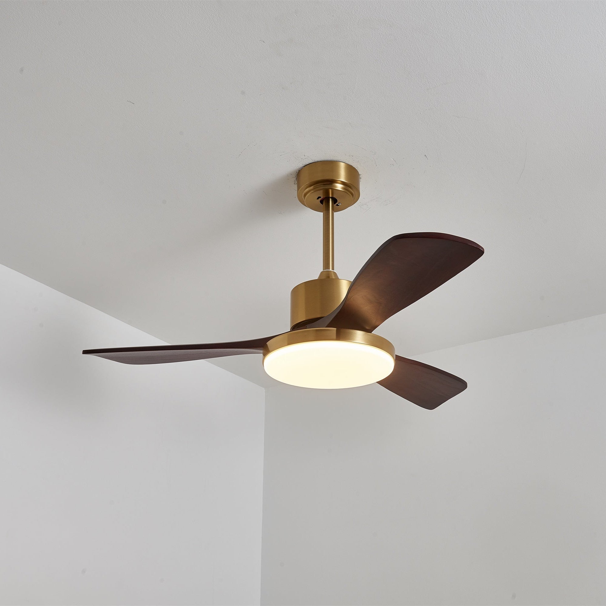 Ventilatore da soffitto Xen con luce in un ambiente soggiorno