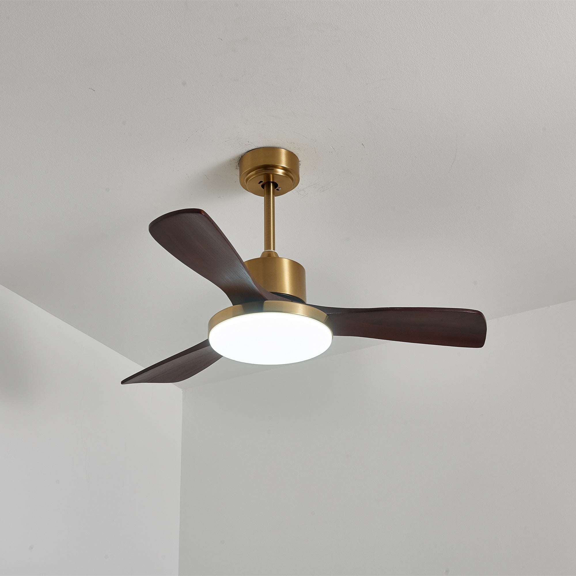 Dettaglio delle pale in legno del ventilatore da soffitto Xen con luce