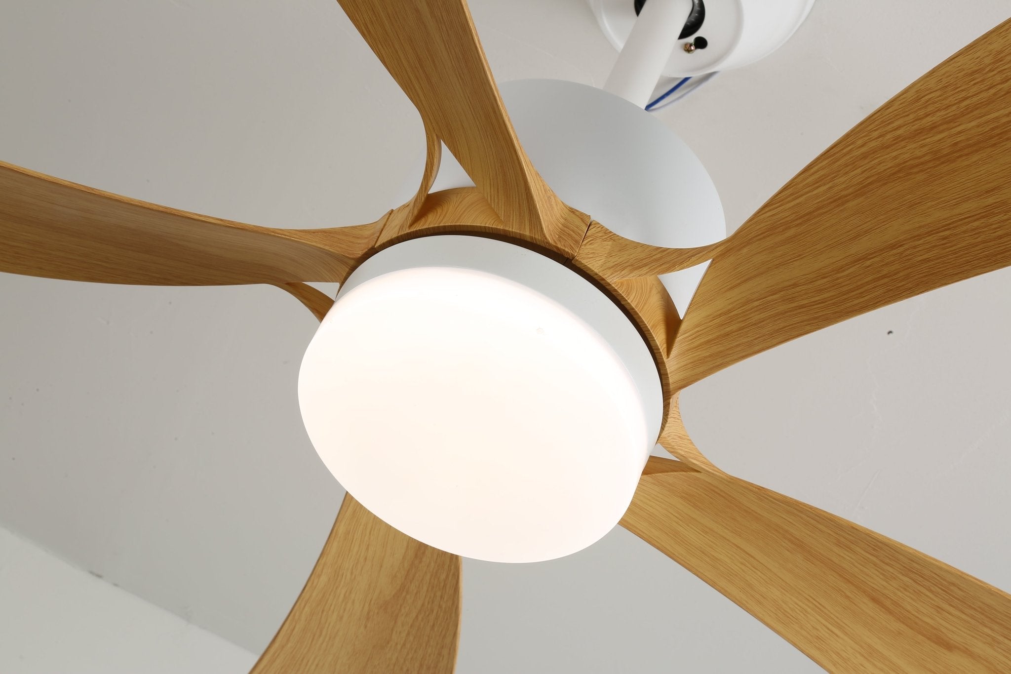 Ventilatore da soffitto moderno Sylven con luce, finitura bianca