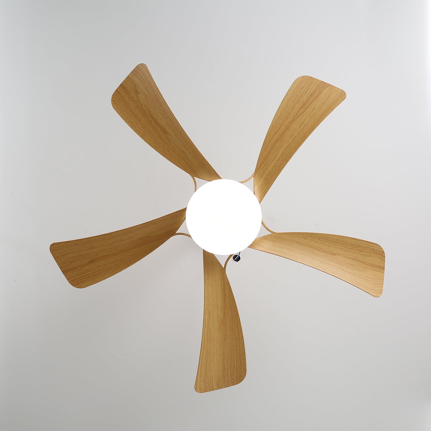Ventilatore da soffitto Sylven con luce e pale in movimento