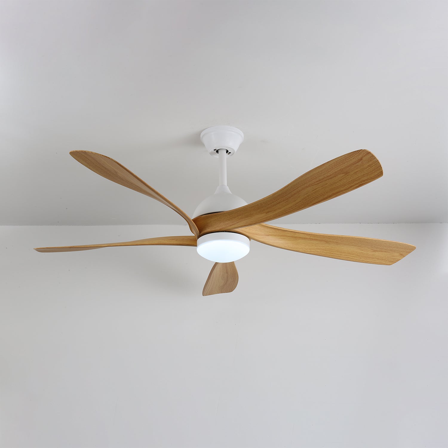 Ventilatore da soffitto Sylven con pale in legno e corpo bianco