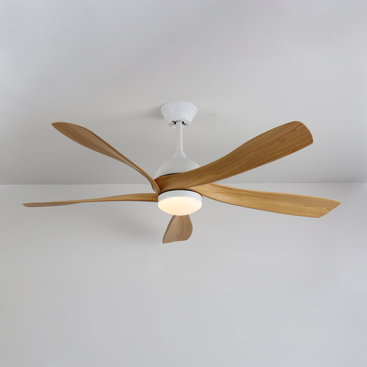 Ventilatore da soffitto moderno in legno e bianco con luce LED integrata