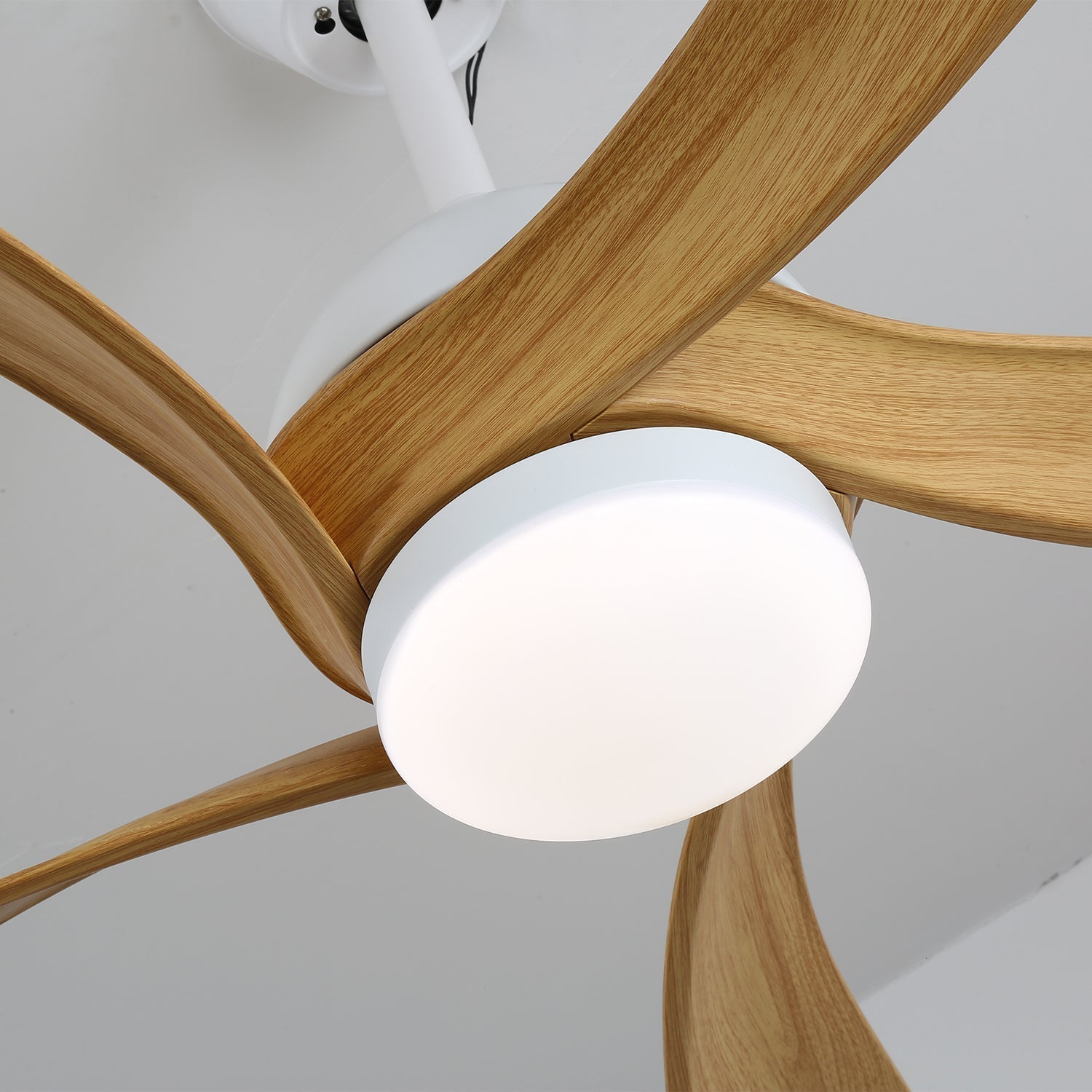 Ventilatore da soffitto moderno con luce e dettagli in legno