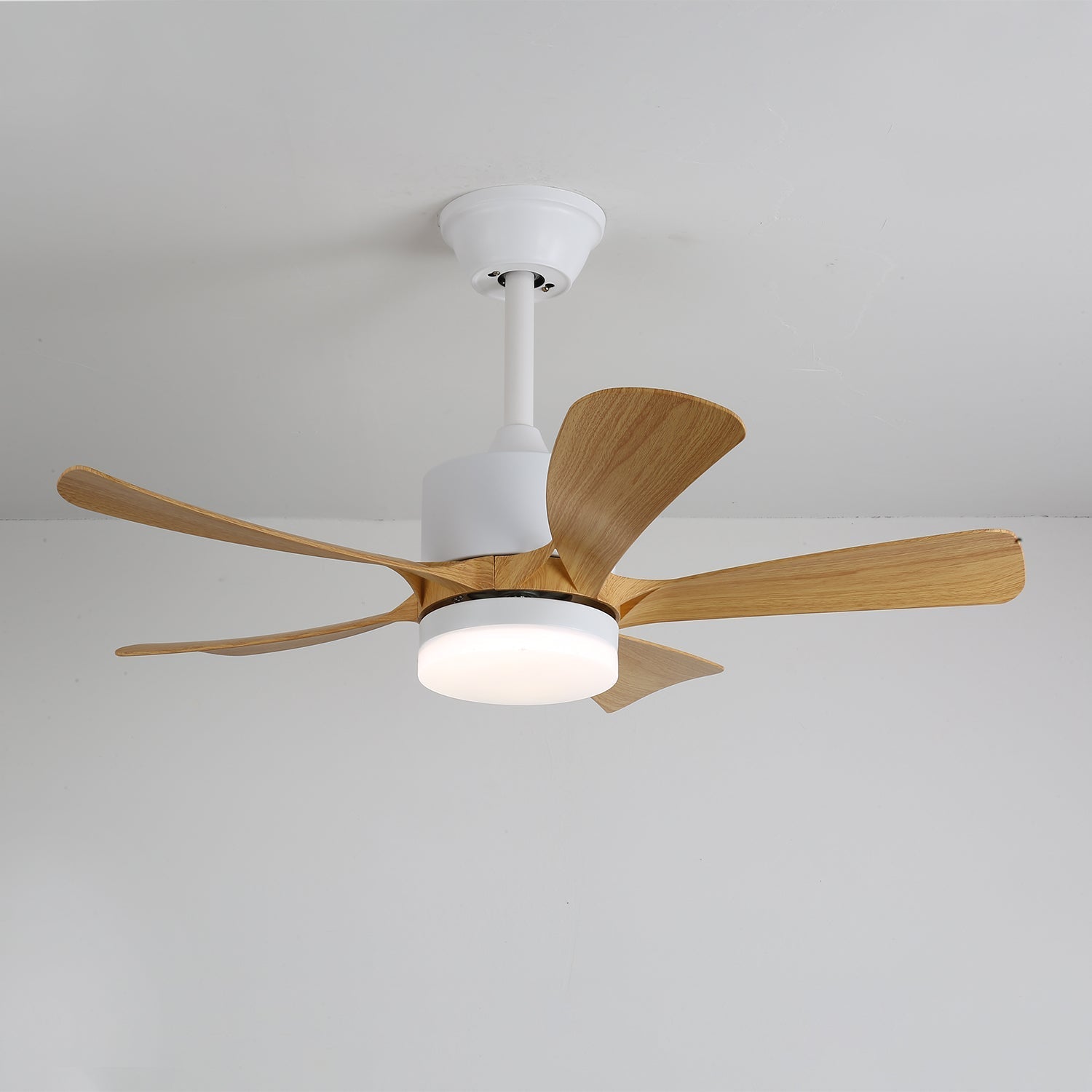 Ventilatore da soffitto Sylven con luce in un ambiente moderno di soggiorno