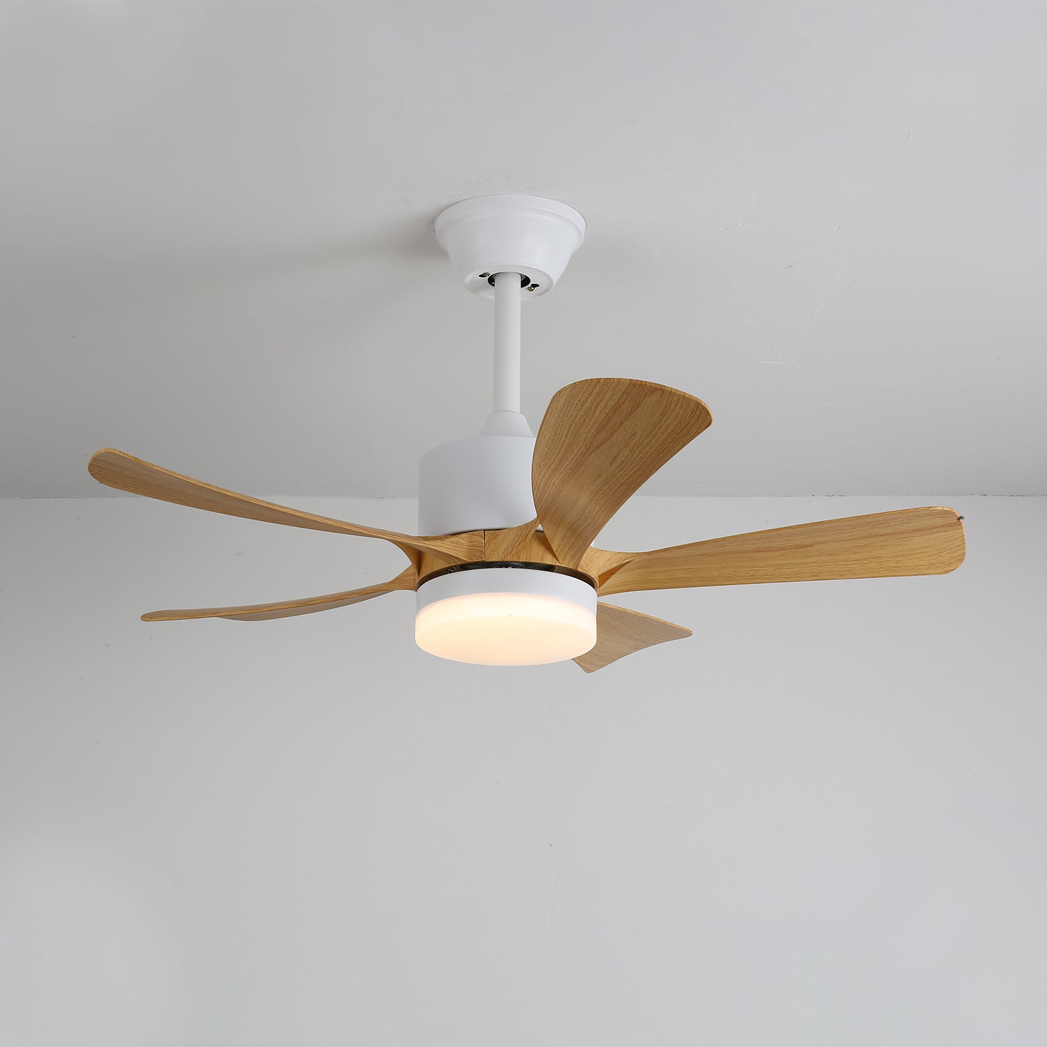 Ventilatore da soffitto moderno Sylven in legno con luce, diametro 52 pollici