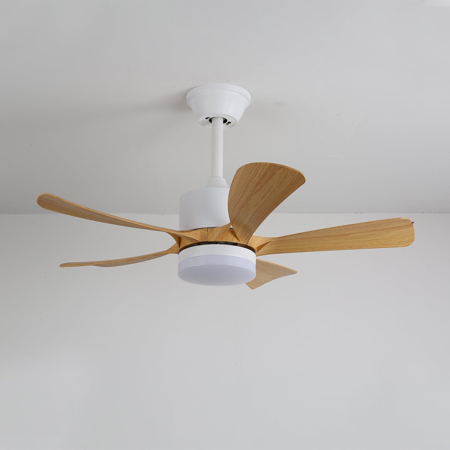 Dettaglio delle pale in ABS e della struttura in metallo del ventilatore Sylven