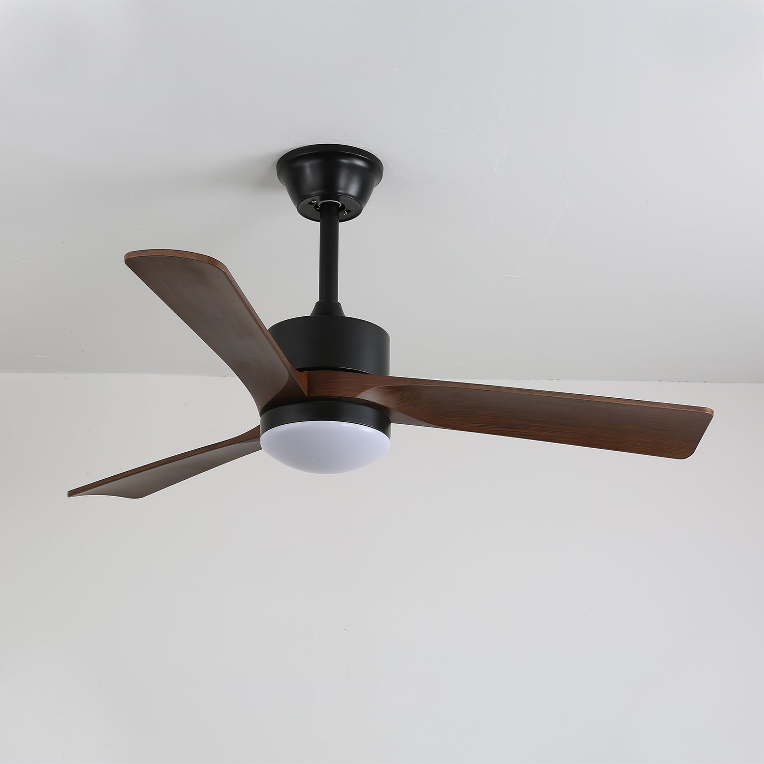 Immagine lifestyle del ventilatore Evraeis che crea un ambiente interno confortevole.