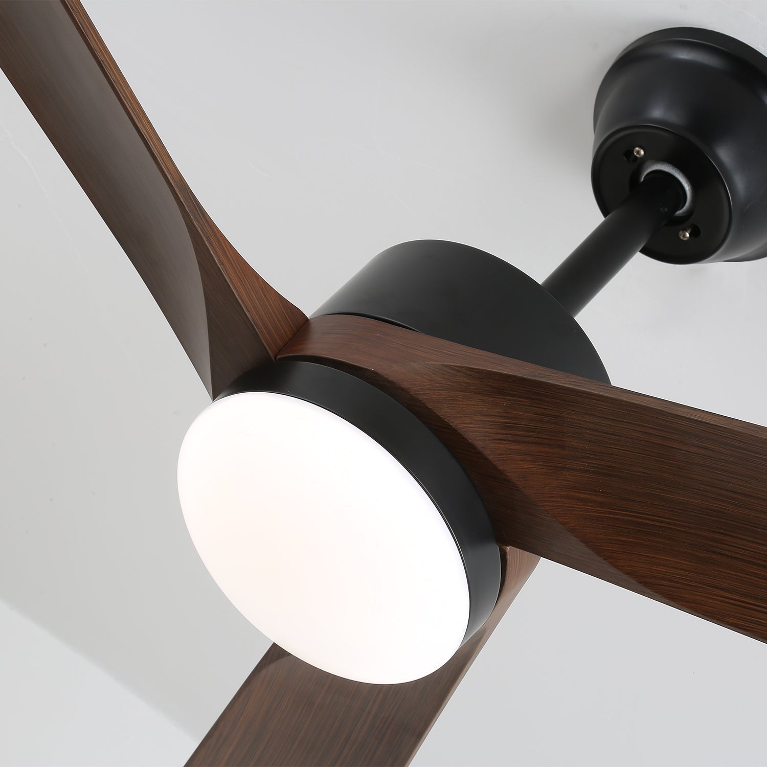 Scatto angolato del ventilatore Evraeis, che ne enfatizza l'estetica moderna.