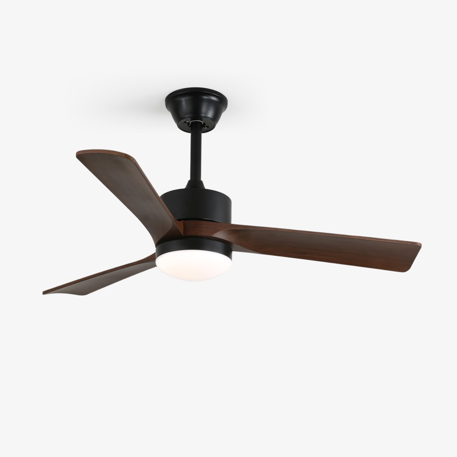 Ventilatore da soffitto moderno Evraeis in legno con luce, in un ambiente soggiorno contemporaneo.