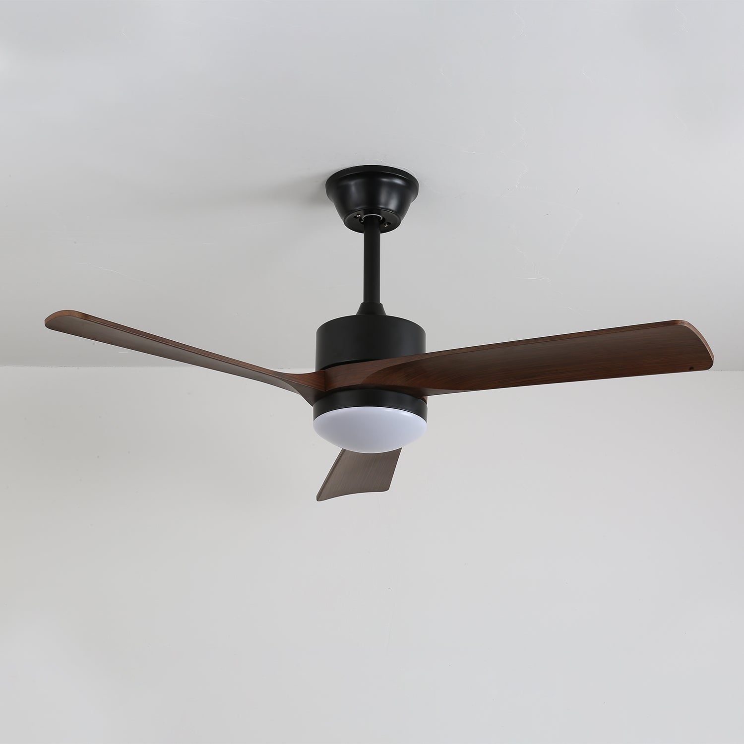 Profilo laterale del ventilatore Evraeis, che ne evidenzia il design elegante.