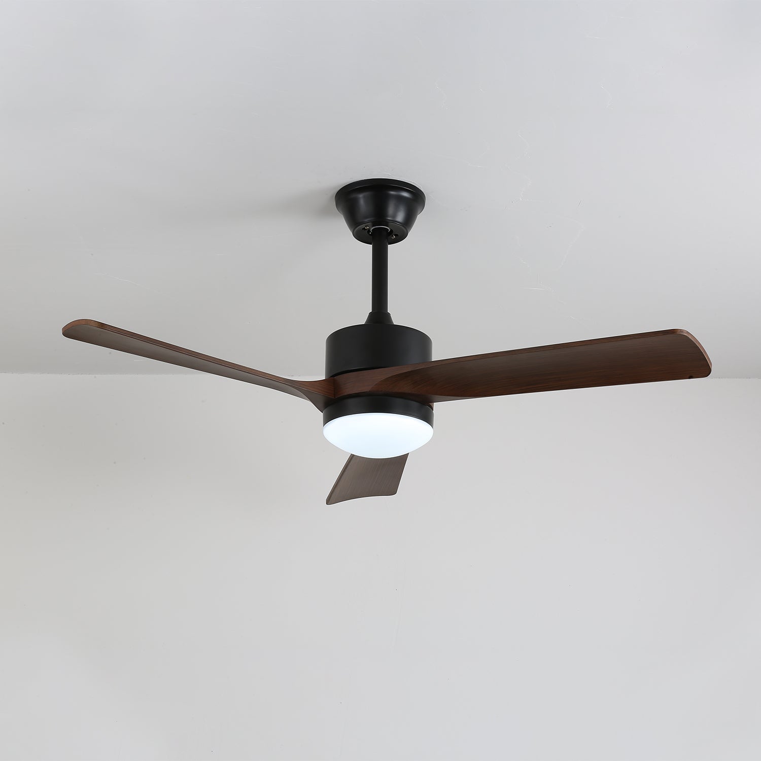 Ventilatore da soffitto Evraeis con luce installato in una camera da letto.
