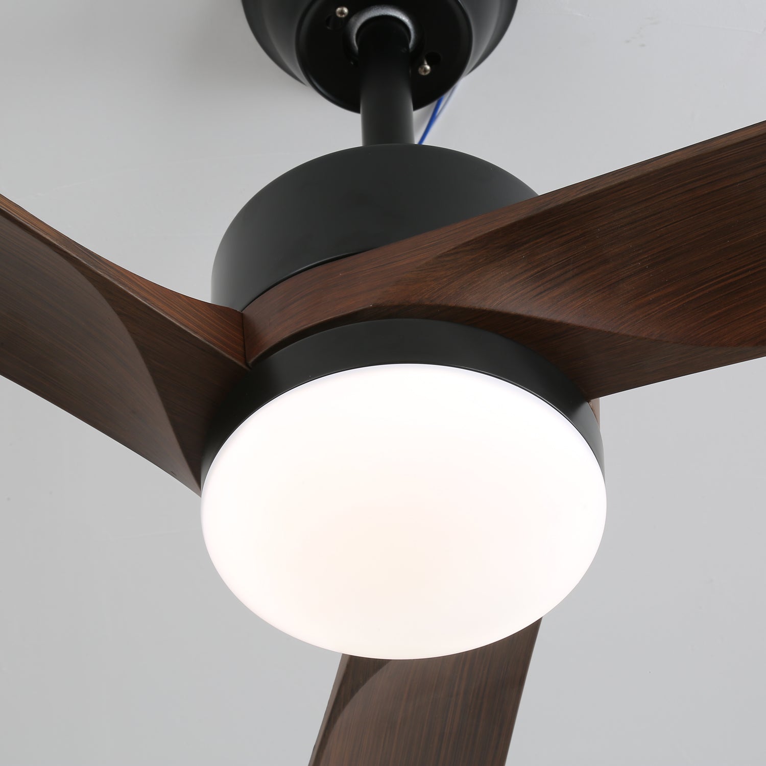 Ventilatore Evraeis con il suo telecomando portatile per la regolazione a 6 velocità.