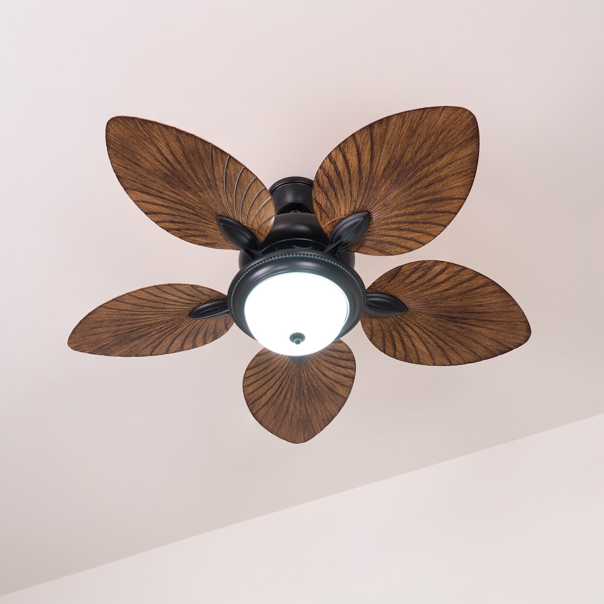 Ventilatore da soffitto Virel Tropicale in legno con luce, immagine lifestyle