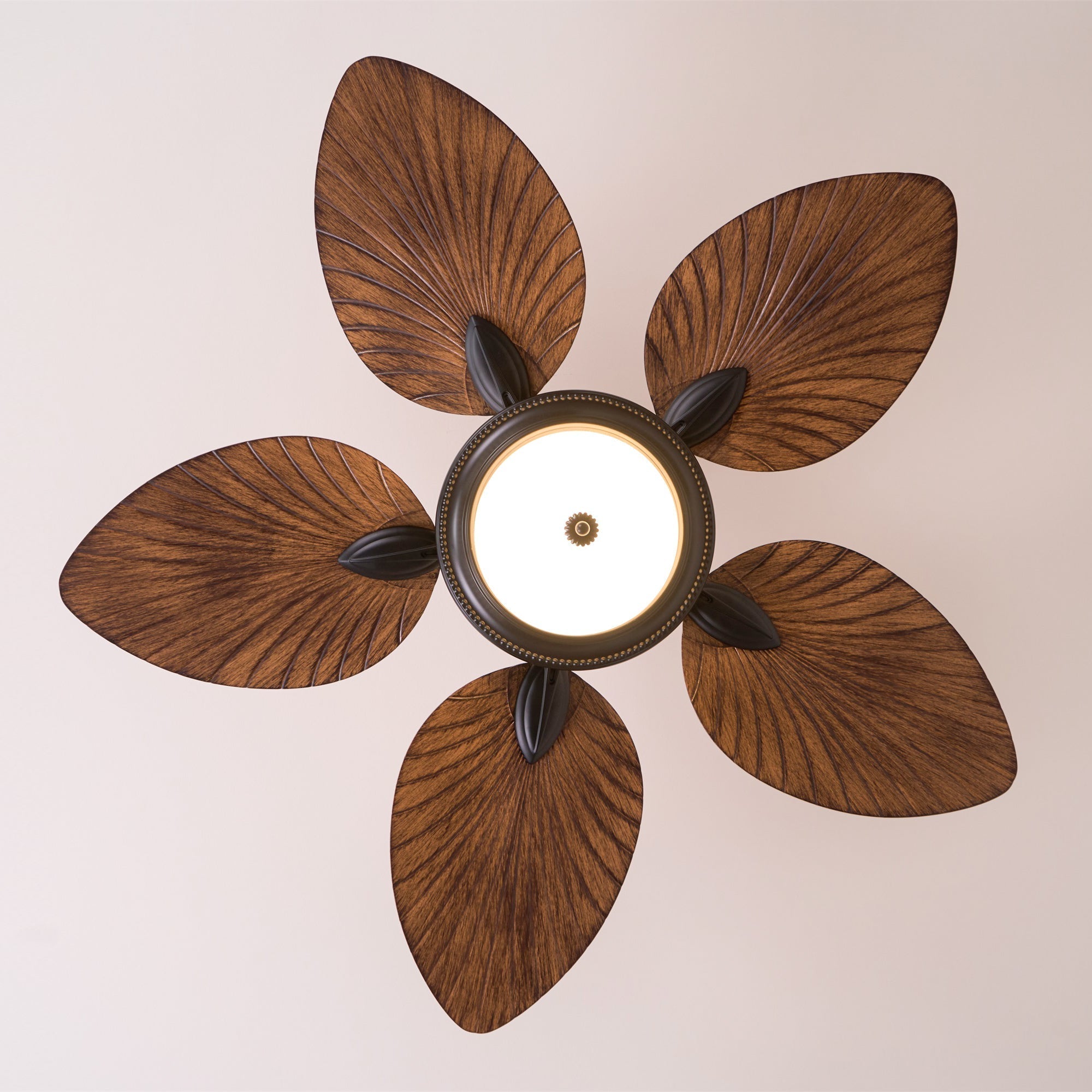 Ventilatore da soffitto Virel Tropicale in legno con luce, da un'angolazione diversa