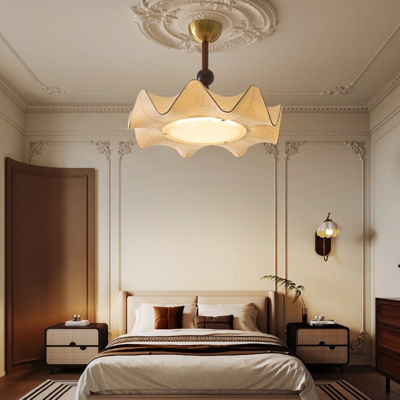 Ritta Lampada da Soffitto in Tessuto Inciso con Motivo Floreale e Legno