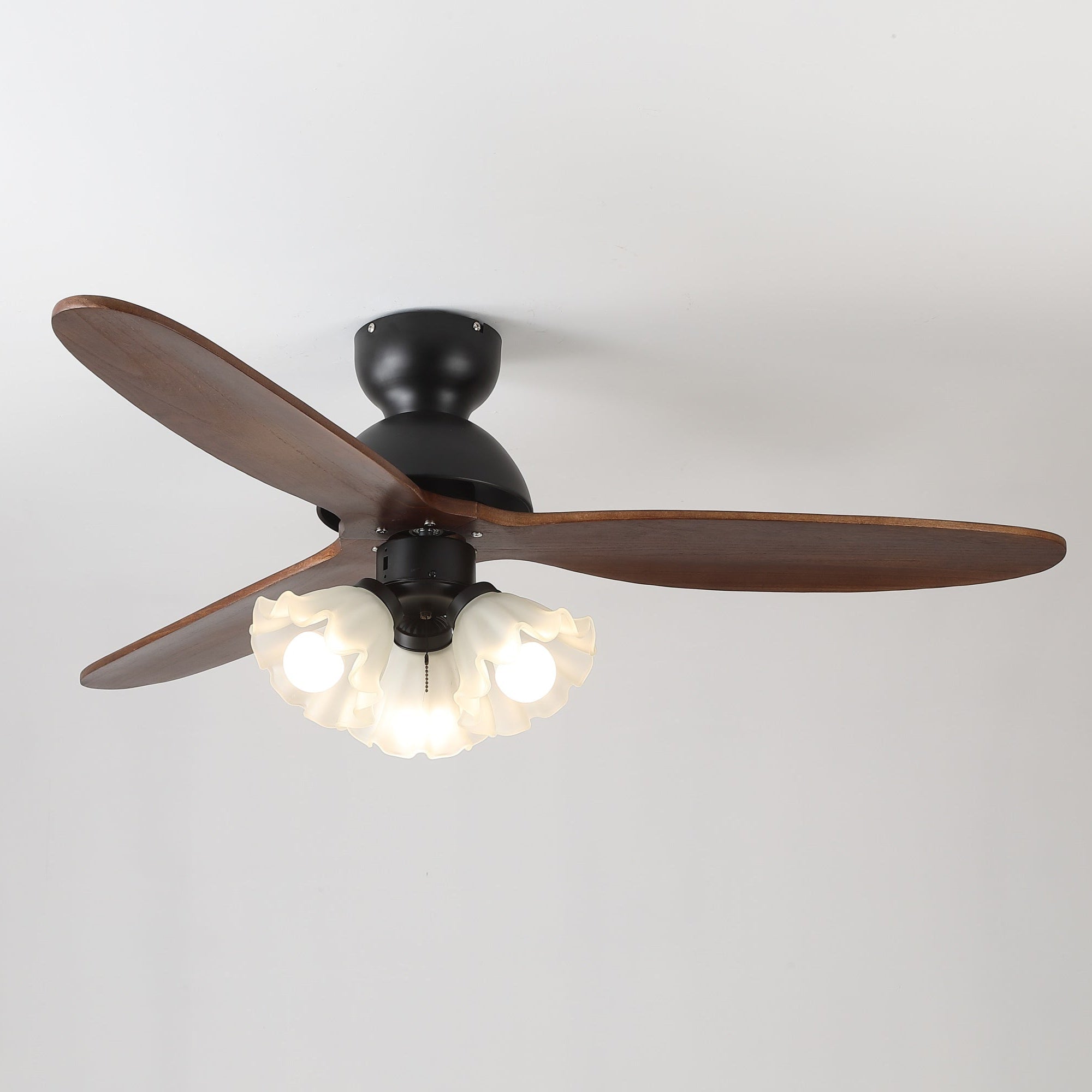 Ventilatore da soffitto con luce che mostra i dettagli della struttura in metallo e del diffusore in vetro.