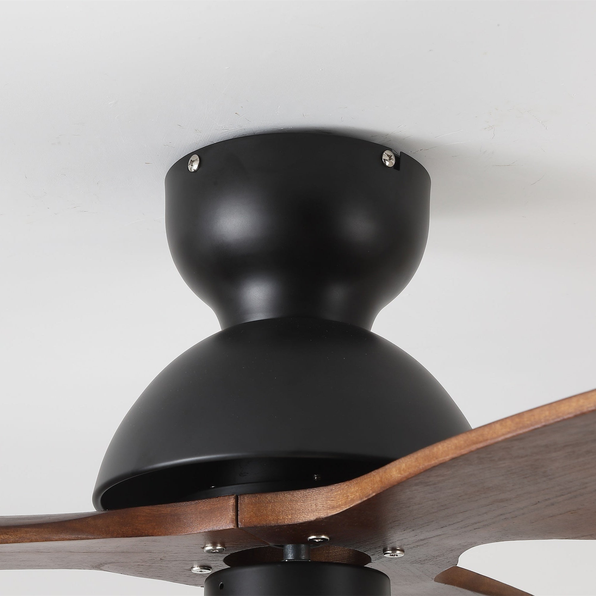 Ventilatore con luce Novrik Air in una camera da letto, che dimostra la sua illuminazione ambientale.