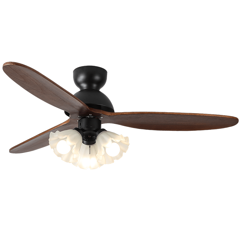 Vista angolata del ventilatore da soffitto con luce, che ne enfatizza il profilo elegante.