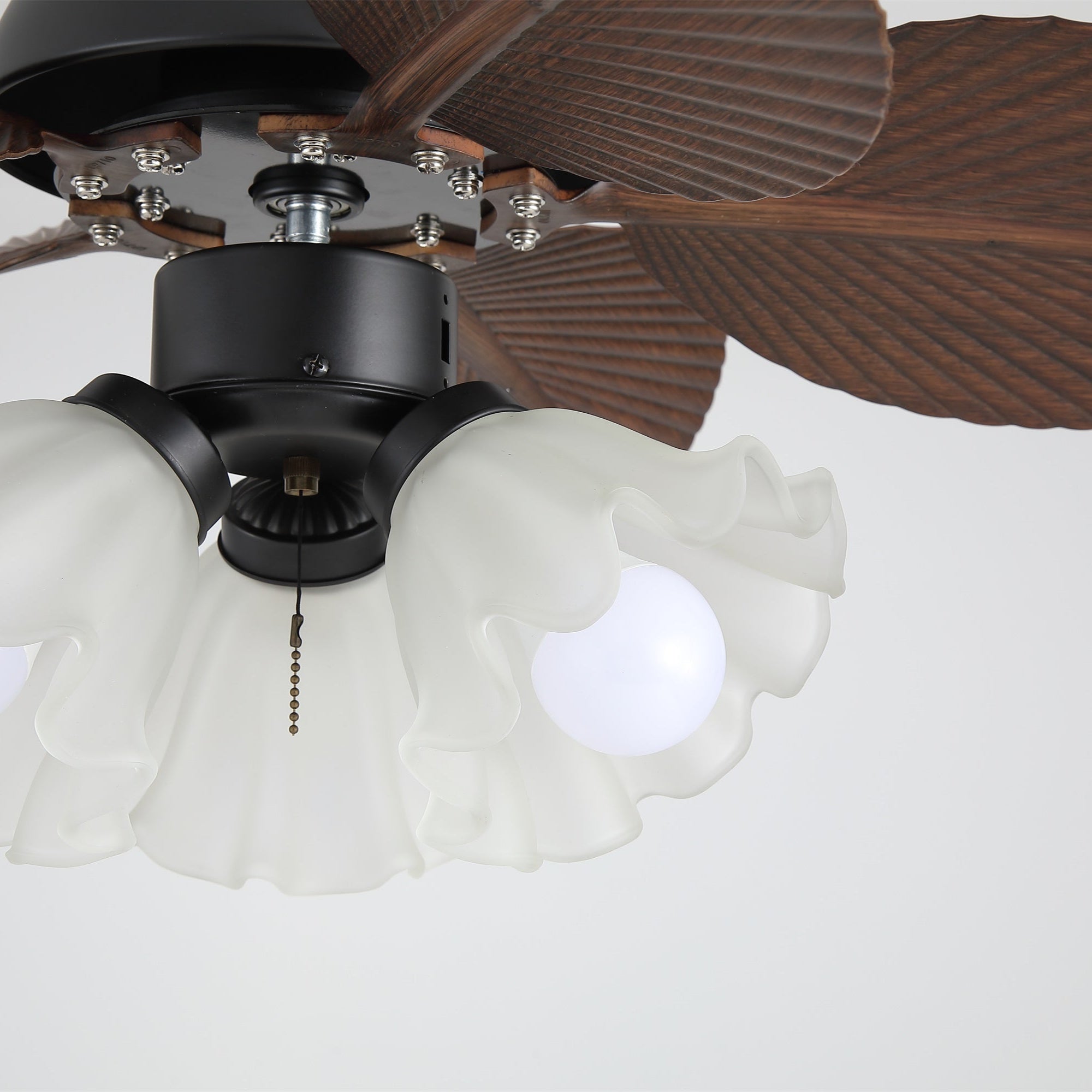 Ventilatore da soffitto con luce Qers che mostra il telecomando