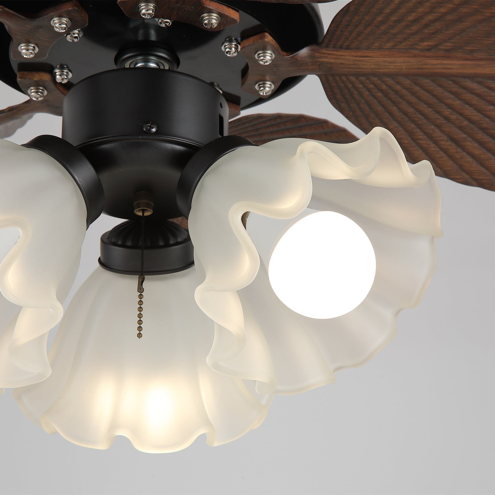 Primo piano del paralume in vetro del ventilatore da soffitto con luce Qers