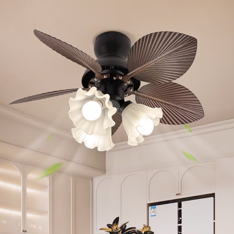 Vista dettagliata del motore del ventilatore da soffitto con luce Qers