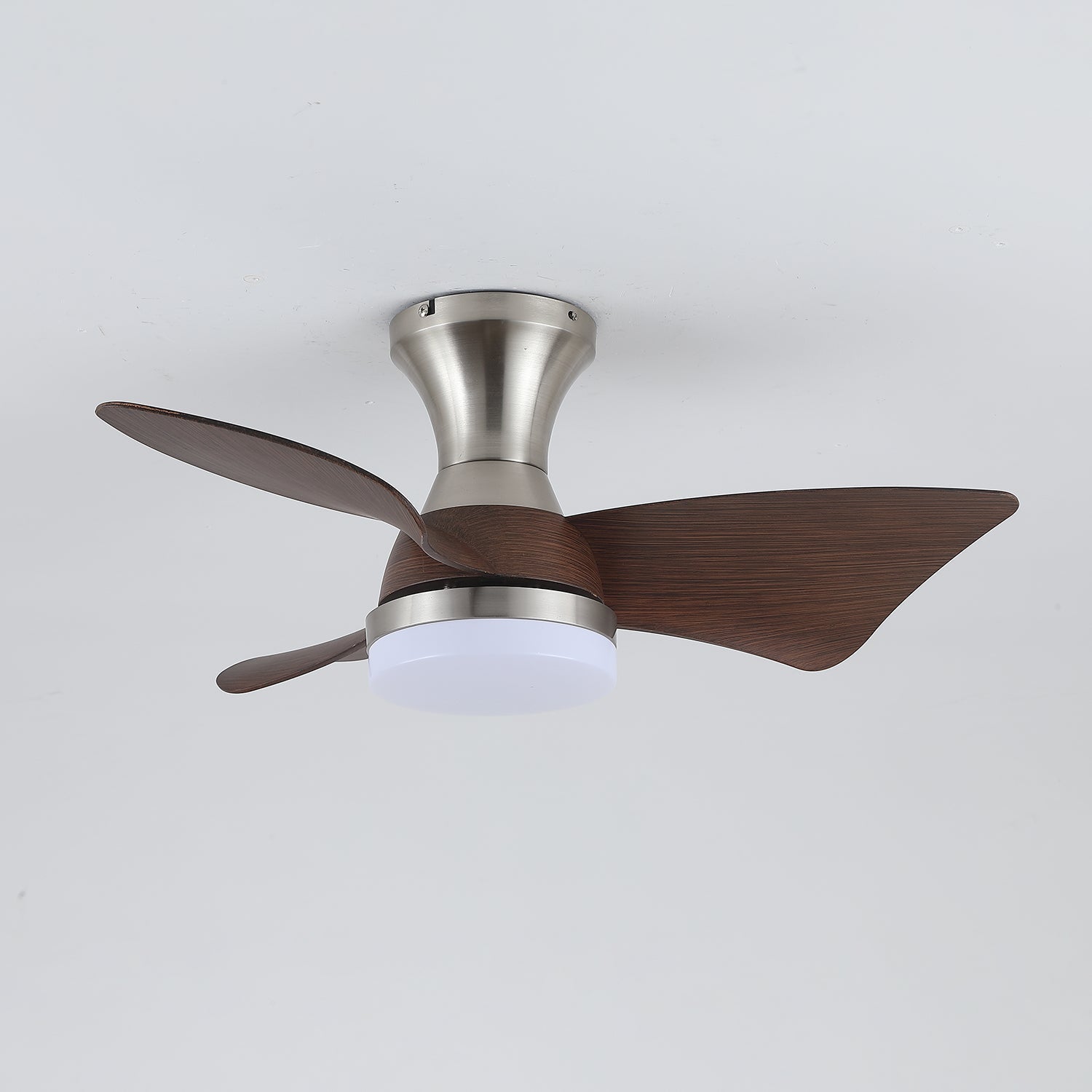 Ventilatore da soffitto Aureon con luce montato a soffitto in un ambiente interno