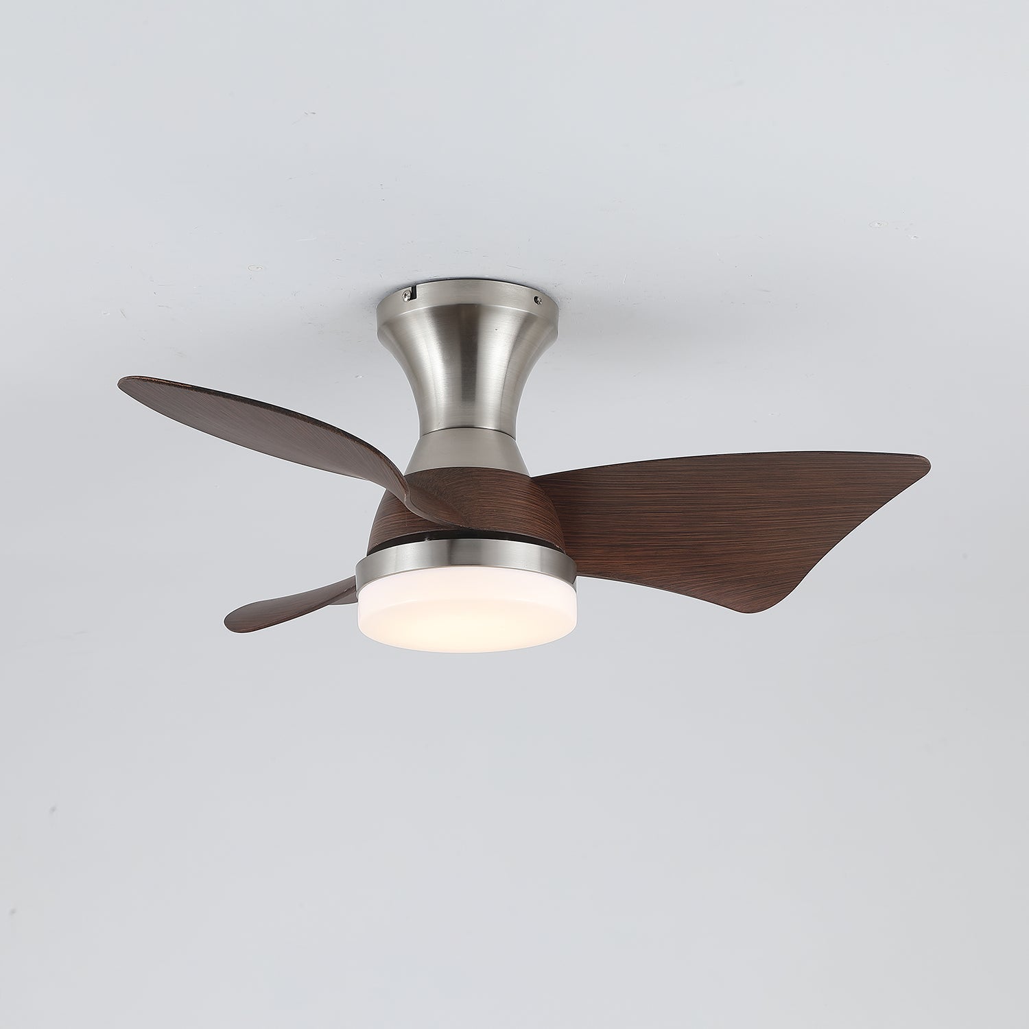 Dettaglio della finitura in grana di legno di noce sul ventilatore da soffitto Aureon con luce