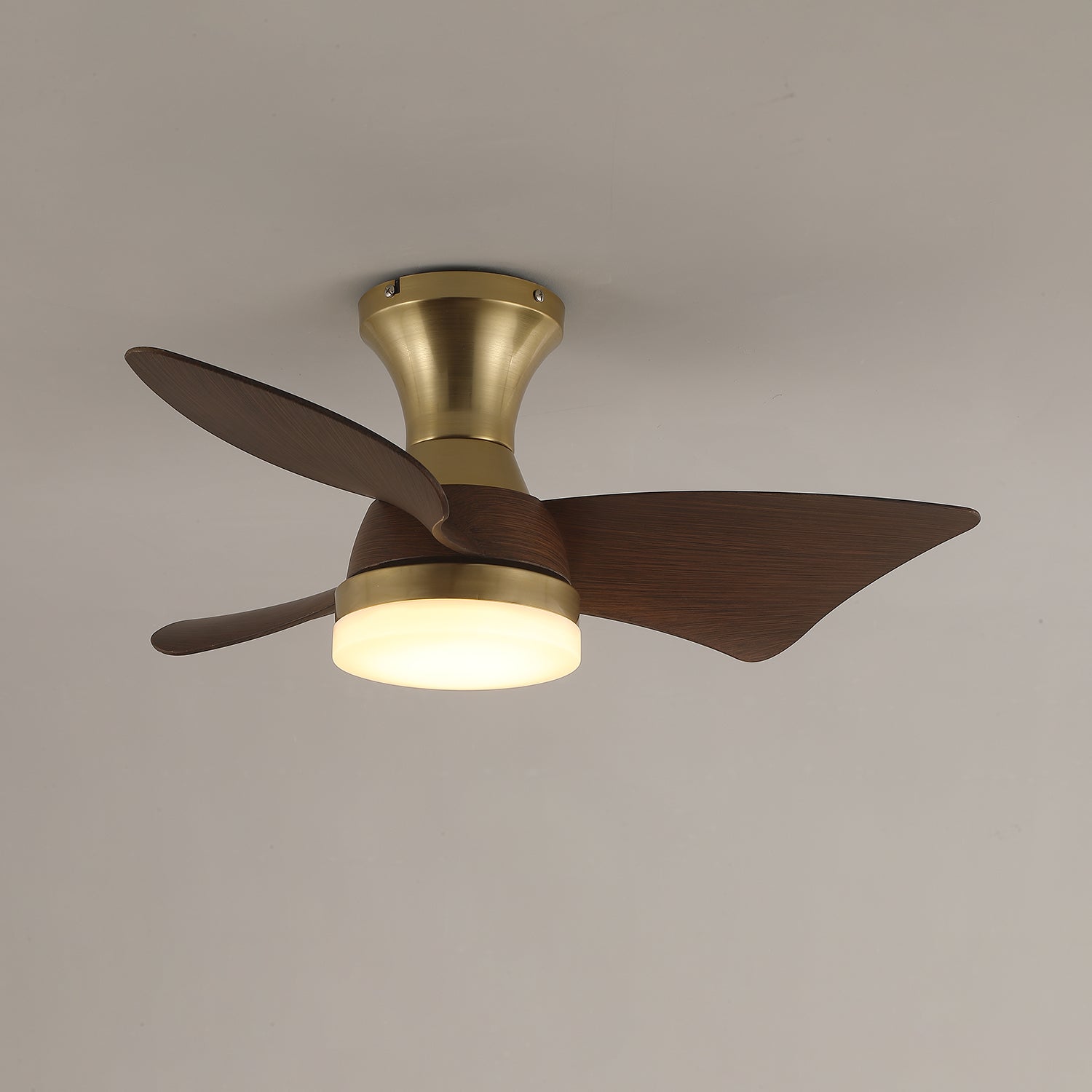 Ventilatore da soffitto Aureon con luce che illumina uno spazio abitativo