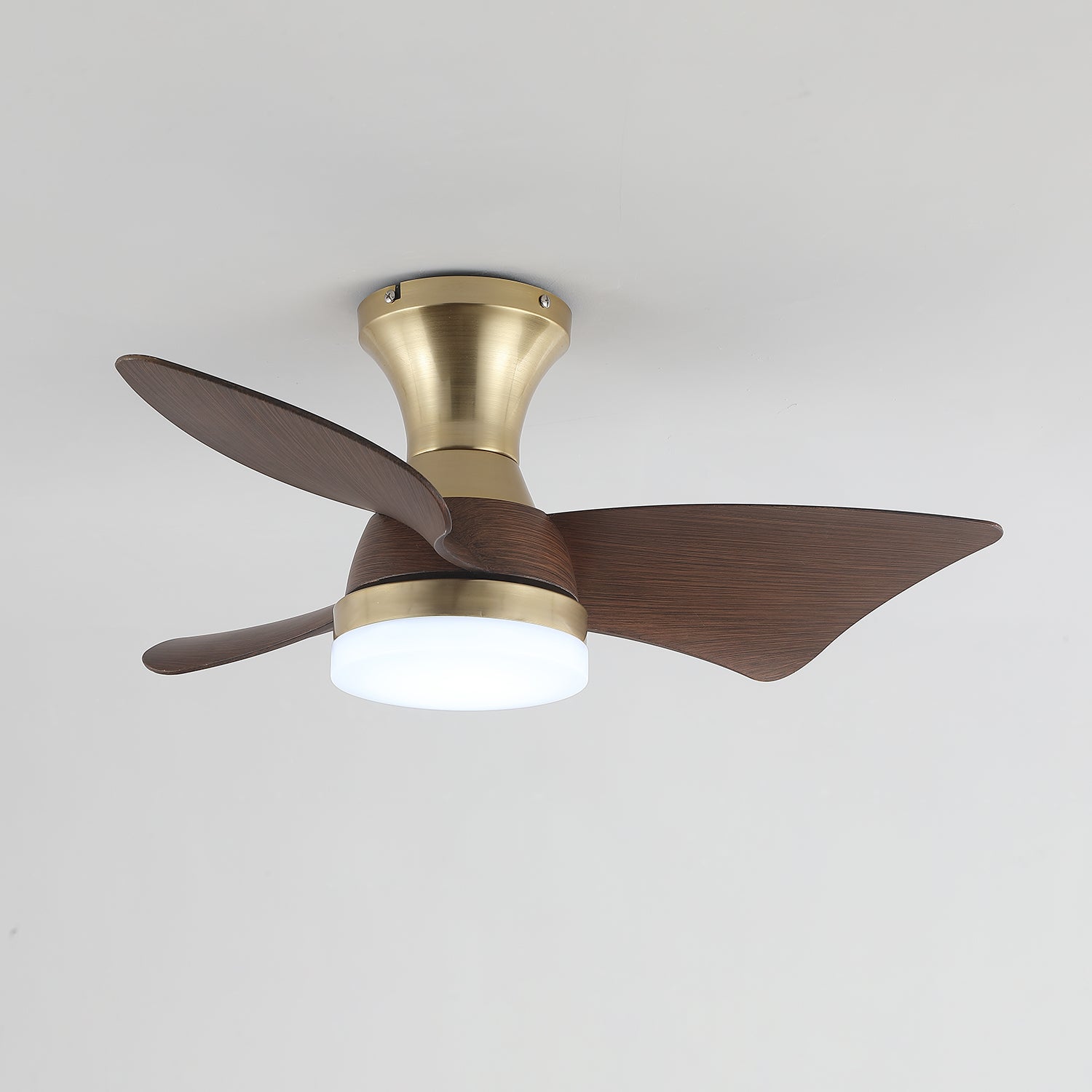 Angolazione diversa del ventilatore da soffitto moderno in legno Aureon con luce