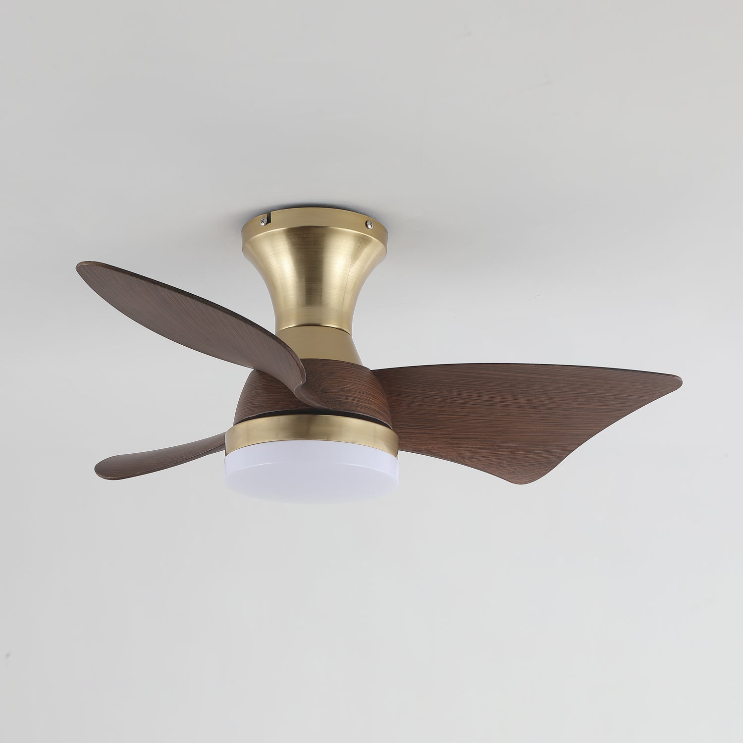 Ventilatore da soffitto Aureon con luce che evidenzia il suo paralume in acrilico