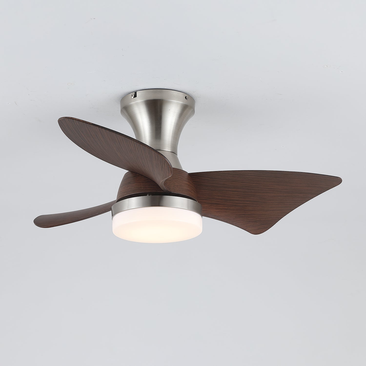 Il ventilatore da soffitto Aureon con luce in un interno contemporaneo